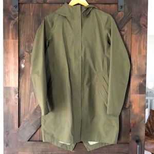 Lululemon waterproof parka size 6